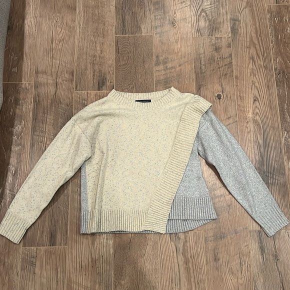 Central Park West Woman’s Gray & Cream Sweater Size Small